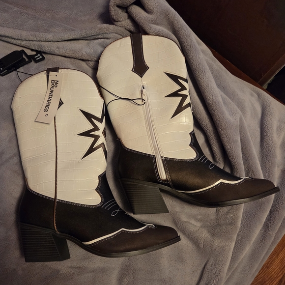 No Boundaries Shoes - No Boundaries Two-Tone White and Black Western Ankle Boots